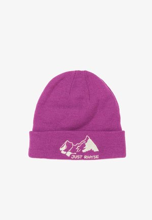 Lilla strikket beanie med folded cuff, lavet af blødt materiale, med et hvidt bjerggrafik og "JUST RHYSE" broderet foran.