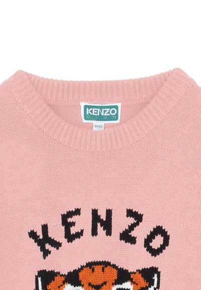 Pull en tricot rose avec un col rond, affichant un logo "KENZO" noir et un motif de tigre orange au centre. Texture douce, poignets côtelés.