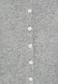 Grauer Cardigan mit weicher Textur, der an der Vorderseite sechs blütenförmige Knöpfe mit klaren Kristallen hat.