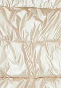 Puffjacka i glansig ljusbeige tyg; kviltad design med framträdande veck och sömmar för isolering. Slät textur genom hela plagget.