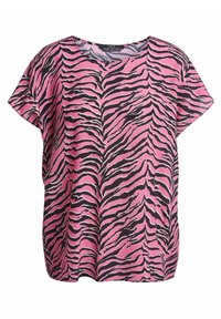 Top manches courtes rose avec des rayures zèbre noires, présentant une coupe ample et un col arrondi, fabriqué en tissu léger.