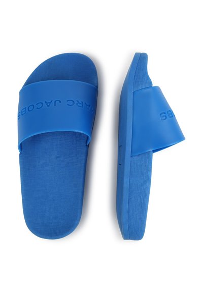 Sandali in gomma blu con cinturini testurizzati, dotati di marchio in rilievo. Il design comprende una soletta spessa per comfort e stabilità.