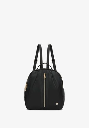 Fekete bőr hátitáska aranyszínű kiegészítőkkel, dupla vállpánttal, felső fogantyúval és ráncolt dizájnnal ellátott elülső cipzáras zsebbel.