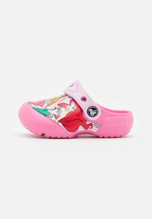 Pink børneklods med Disney-prinsesser, inklusive Ariel, med bevægelig hælrem og tekstureret sål.