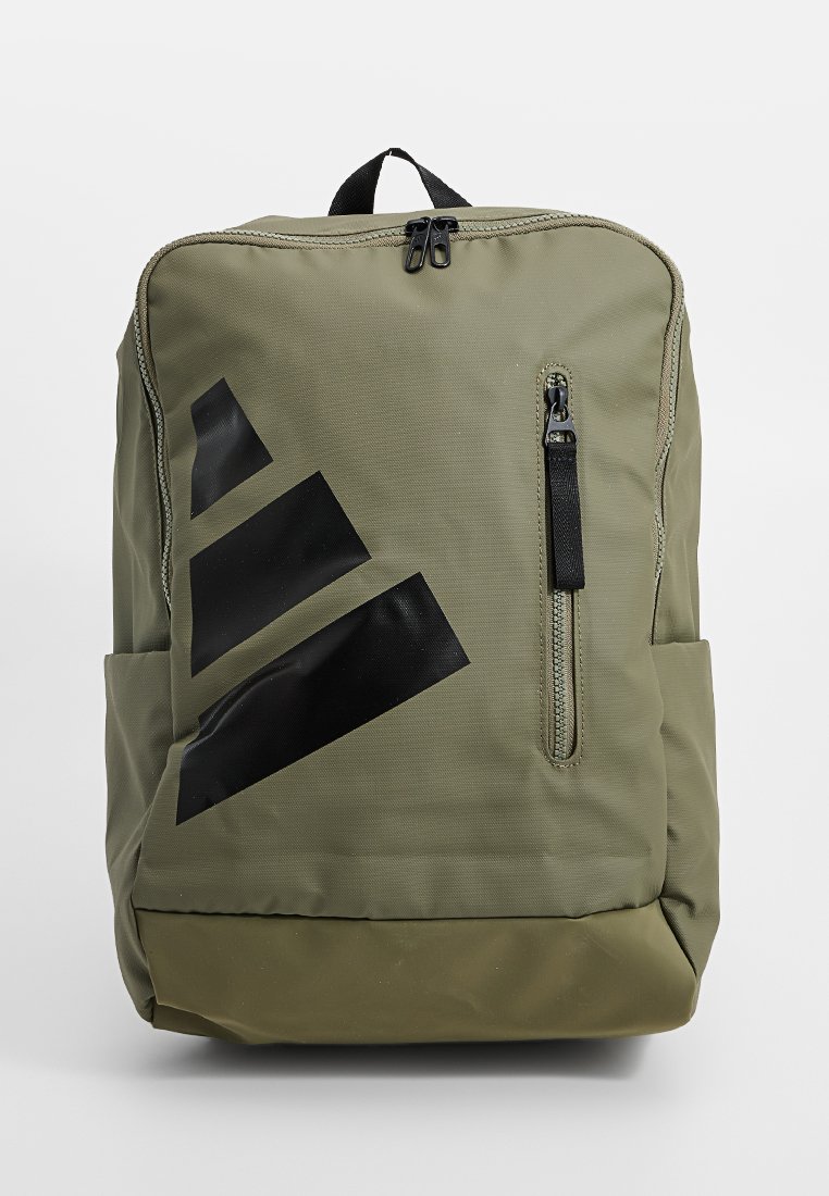 Mochila verde oliva con diseño geométrico negro, bolsillo frontal con cremallera, material de nylon texturizado y asa superior para llevar.
