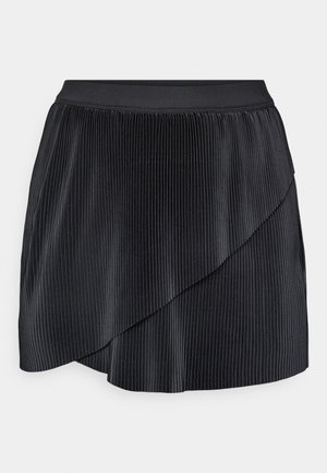 Saia mini pregueada preta com um cós suave, bainha assimétrica e uma textura macia com ranhuras verticais por toda a parte.