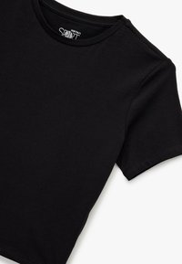 Zwarte katoenen sport t-shirt met een ronde halslijn en korte mouwen. Het heeft een gladde textuur en een casual, minimalistisch ontwerp.