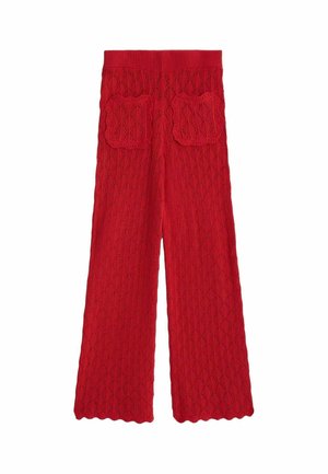 Pantalones rojos de punto con pierna ancha, patrón texturizado y dos bolsillos frontales tipo parche con bordes ondulados.