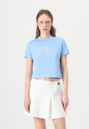 VARSITY CREST TEE - Marškinėliai su spaudiniu - sugarplum blue