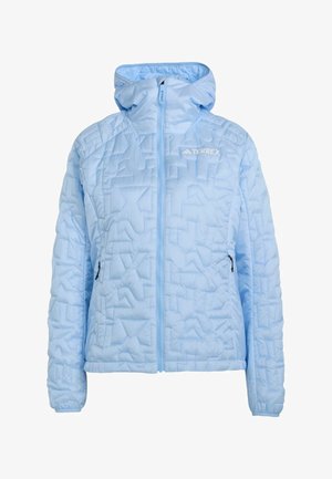 Chaqueta aislante azul claro con un patrón acolchado, cremallera completa y capucha. Cuenta con dos bolsillos laterales con cremalleras negras y un logo en el pecho.