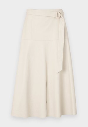 Krēmkrāsas mākslīgā āda midi svārki ar platu jostu, jostas detaļu un A-līnijas siluetu. Gluda tekstūra ar šūtiem šuvēm un minimālām akcentētām detaļām.