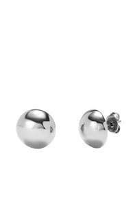 Pendientes redondos de plata pulida con un acabado metálico liso; asegurados con un cierre de mariposa. Destacan un diseño minimalista.