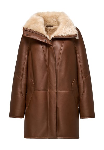 Bruine leren jas met een zachte beige schapenvachtkraag, relaxte pasvorm, twee zijzakken en naadloos ontwerp met drukknoopsluiting bovenaan.