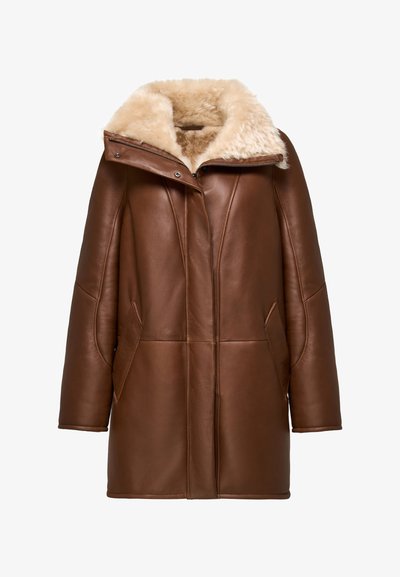 Bruine leren jas met een zachte beige schapenvachtkraag, relaxte pasvorm, twee zijzakken en naadloos ontwerp met drukknoopsluiting bovenaan.