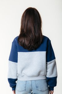 Sweatshirt met een kleurblokontwerp in marineblauw en grijs, gemaakt van zachte stof met een relaxed fit en boorden van ribstof.