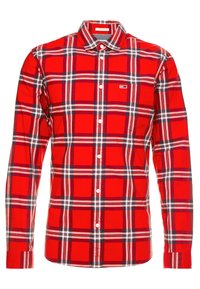 Camicia a quadri rossa con maniche lunghe, caratterizzata da motivi a rete bianchi e blu, colletto a punta e una tasca sul petto sinistro con dettagli del logo.