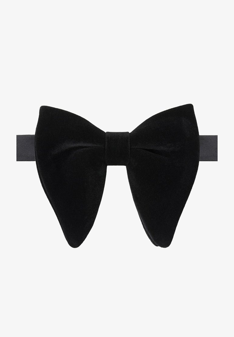 Czarny aksamitny muszka z centralnym węzłem, z szerokimi, zakończonymi na ostro końcami i gładką fakturą. Przymocowana do wąskiego, czarnego pasku z tkaniny.