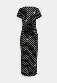 Vestido negro de manga corta, con un patrón de olas blancas en diagonal y pequeños logotipos de texto en toda su superficie. Diseño ajustado y de longitud hasta el tobillo.