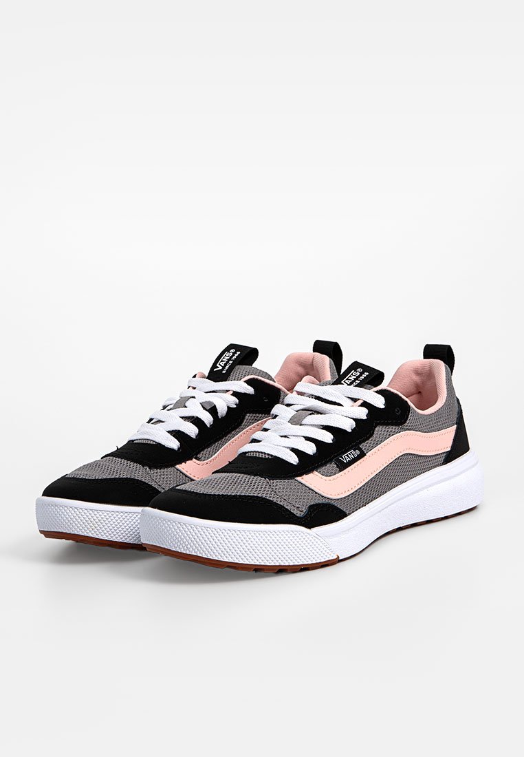 Zapatillas de deporte de corte bajo con un material de malla y gamuza en negro, gris y rosa claro. Cuerdas blancas, cuello acolchado y suela de goma.