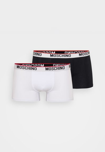 Két pár férfi boxer alsónemű: az egyik fekete, a másik fehér. Mindkettőn rugalmas derékpánt található, piros kiemeléssel és zsíros „MOSCHINO” felirattal.