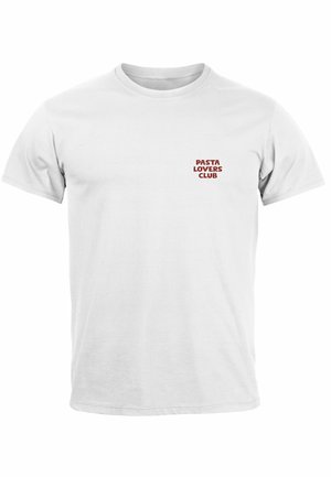 Weißes Baumwoll-T-Shirt mit einem kleinen roten "PASTA LOVERS CLUB"-Textlogo auf der linken Brustseite. Kurze Ärmel und Rundhalsausschnitt.