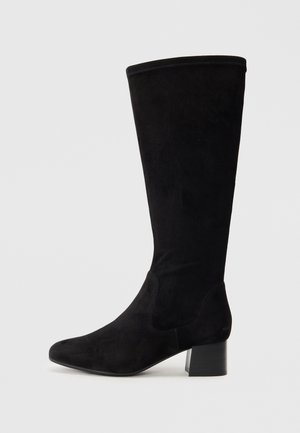 Schwarze knielange Stiefel aus weichem Wildleder mit einer spitzen Zehenform und einem Blockabsatz. Glatte Textur mit elastischen Seitenpaneelen für eine optimale Passform.