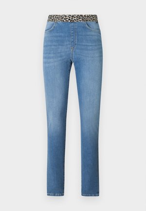 Lyseblå denimjeans med en lige pasform, der har en leopardprintet taljebånd og et fem-lommer design. Glat tekstur og afslappet stil.
