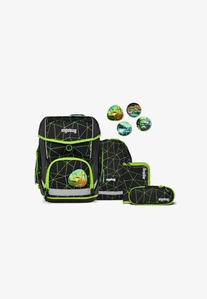 Schwarz-grünes Rucksackset mit geometrischem Design, bestehend aus einer großen Haupttasche, kleineren Taschen und dekorativen runden Aufnähern.