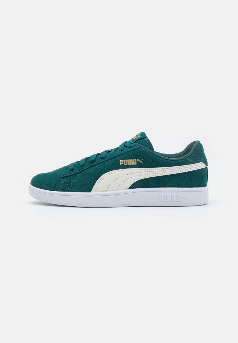 Baskets Puma en daim bleu sarcelle avec bande blanche, logo Puma doré sur le côté et la languette, semelle en caoutchouc blanche, design bas.