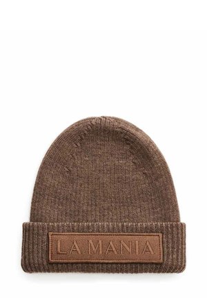 Brączowy dzianinowy beanie z zagiętym mankietem, na którym znajduje się prostokątna skórzana naszywka z wytłoczonym napisem "LA MANIA" na białym tle.