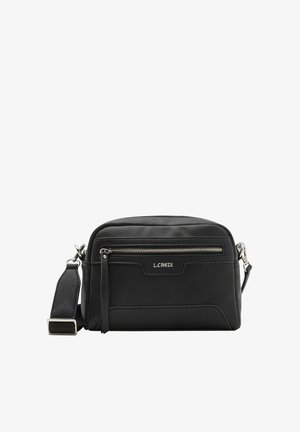 Schwarze Leder-Crossbody-Tasche mit strukturiertem Finish, silbernen Hardware-Elementen, einer vorderen Reißverschlusstasche, verstellbarem Trageriemen und L.CREDI-Logo.