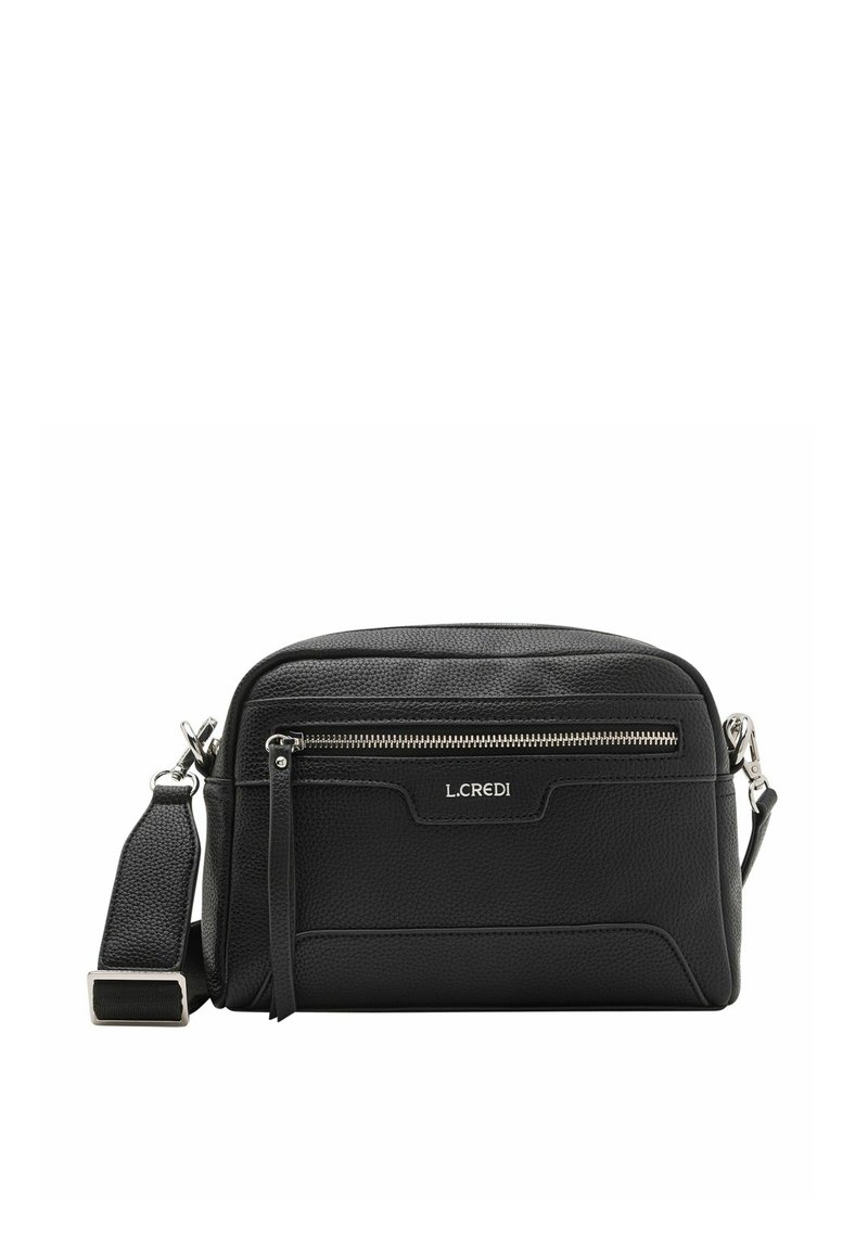 Bolso cruzado de cuero negro con acabado texturizado, herrajes plateados, bolsillo con cremallera en la parte frontal, correa ajustable y logo de L.CREDI.