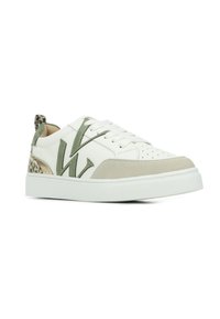 Sneaker bianca in pelle con accenti verdi, punte in suede e tallone decorato. Presenta perforazioni sulla punta e un marchio ben visibile.