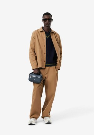 Lacoste, LACOSTE PETIT SAC MESSENGER HOMME LANGON PETIT PIQUÉ GRIS - Bandolera - marine