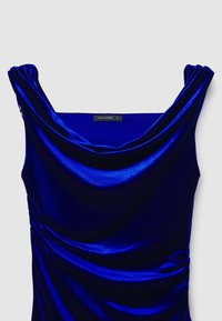 Blaues Satin-Kleid mit Wasserfallausschnitt und gerafften Details an der Seite. Glatte Textur und figurbetontes Design. Das Etikett trägt die Aufschrift "CALLIOPE", Größe S.