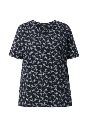 Granatowa bluzka z krótkim rękawem z białym abstrakcyjnym wzorem mazania i zaokrąglonym dekoltem, przedstawiona na białym tle.