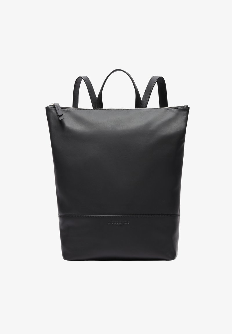 Sac à dos en cuir noir au design minimaliste, muni de deux bretelles robustes et d'une fermeture éclair en haut. Texture lisse, sans motifs visibles.