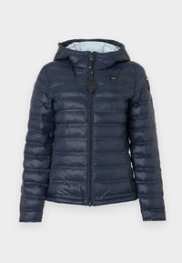 Μπουφάν σε σκούρο μπλε ναυτικό χρώμα με καπιτονέ ύφασμα, φερμουάρ μπροστά, κουκούλα και λογότυπα στο στήθος και το αριστερό μανίκι.