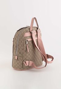 Beige mönstrad ryggsäck med rosa accenter, som har en rundad form, dragkedjor, justerbara remmar och en texturerad yta.
