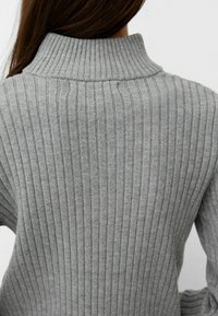 Szary prążkowany sweter z wysokim kołnierzem i pionowymi paskami, charakteryzujący się miękką teksturą i luźnym krojem. Widok z tyłu ukazuje detal szwu.