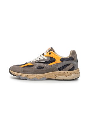 Low-Top-Sneaker mit grauem Veloursleder, schwarzen Mesh-Einsätzen, orangen Akzenten, beiger gesprenkelter Sohle und weißen Schnürsenkeln auf weißem Hintergrund.