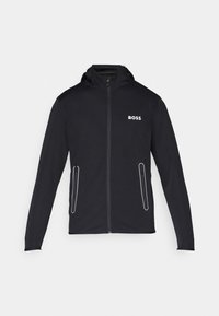 Svart huva jacka i mjukt tyg med dragkedjefickor och vitt "BOSS"-logotyp på bröstet. Slät textur och figursydd design.