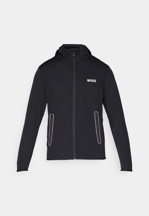 Veste à capuche noire en tissu doux, dotée de poches zippées et d'un logo "BOSS" blanc sur la poitrine. Texture lisse et design ajusté.