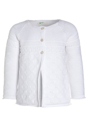 Cardigan bianco per neonati lavorato a maglia con maniche lunghe, motivi a rilievo e tre bottoni rotondi sul davanti.