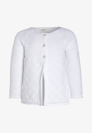 Cardigan bébé blanc en tricot avec manches longues, motifs texturés et trois boutons ronds sur le devant.