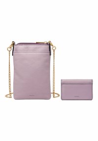 Pochette en cuir lavande clair à bandoulière avec chaîne dorée, fermeture éclair et poche avant. Comprend un porte-cartes assorti.