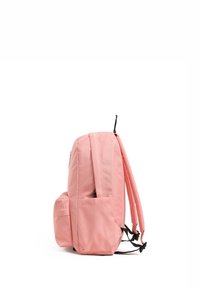 Rosa tygryggsäck med justerbara remmar, en framficka och strukturerad yta. Har två sidofickor och en strömlinjeformad design.