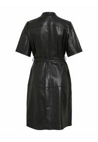 Juodas odinis suknele su trumpomis rankovėmis, diržu liemenyje ir tiesiu siluetu. Pasižymi lygiu paviršiumi ir minimaliais siuvimo detalėmis.