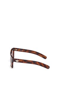 Ochelari de soare tortoiseshell cu ramă pătrată, lentile fumurii maro și un accent cu logo argintiu pe lateral. Finisaj texturat pe brațe.