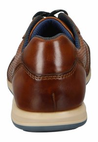 Scarpa in pelle marrone con un design testurizzato e fodera in tessuto blu. La suola è di colore chiaro con un tacco leggermente elevato.